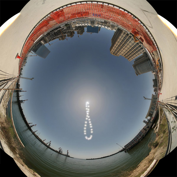 نمایی از حرکت یک ساله‌ی خورشید در این تصویر آنالما در ساحل دریای کاسپین در باکو به ثبت رسیده‌است.عکس از:Tunc Tezel