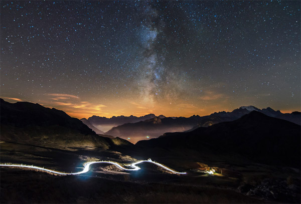 رودخانه‌ای از ستارگان راه‌شیری و رودخانه‌ای از نور ساخته‌شده به دست بشر.عکس از:Giorgia Hofer